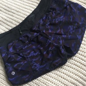 Lululemon Speed Up Short in Purple Camo. Size 4